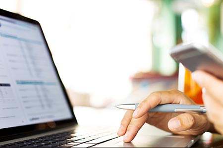 农业财经直播:田间直播带货新潮流